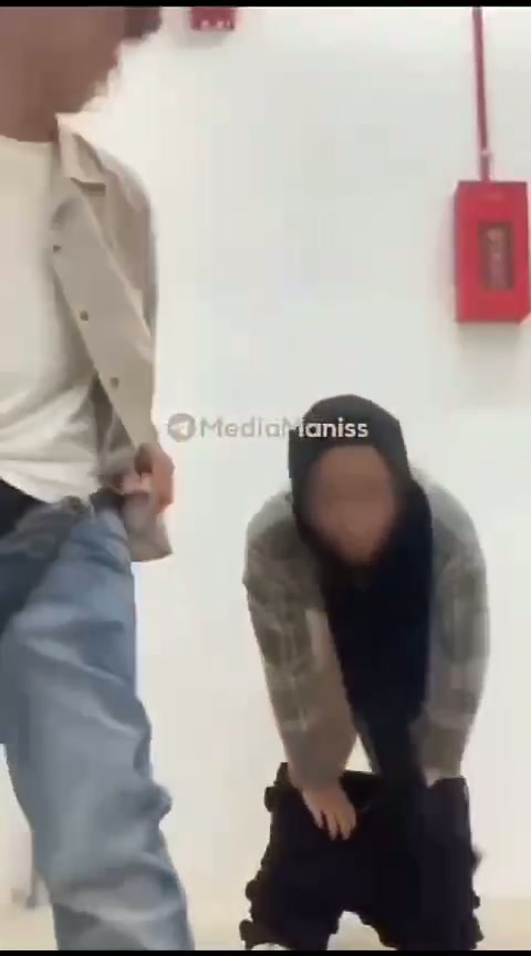 Abg jilbab ngewe berdiri di tangga darurat mall