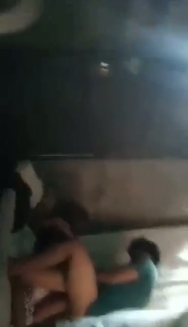 Gangbang temen kuliah sambil ngobrol enak.mp4