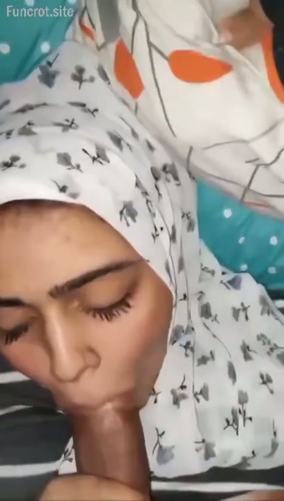 ABG hijab dipaksa sepong kuli saat rumah sepi