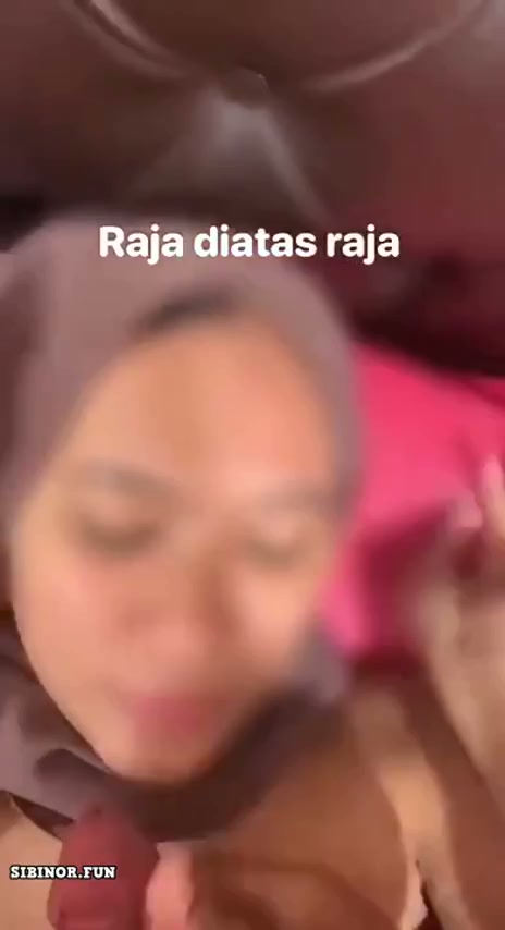 Bokep Jilbab Crotin di Mulut Doi Konten Raja diatas Raja.mp4