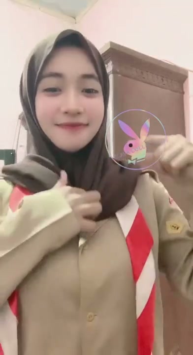 Dek Laura pake baju pramuka TTnya padet banget