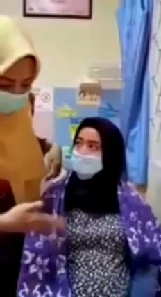 Bidan Jilbab lagi Praktek