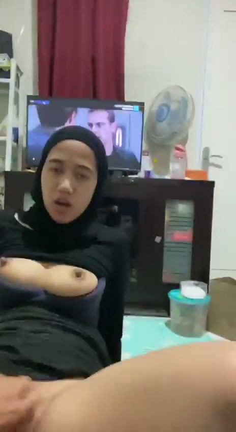 Jilbab cantik ngangkang keenakan - DoodStream