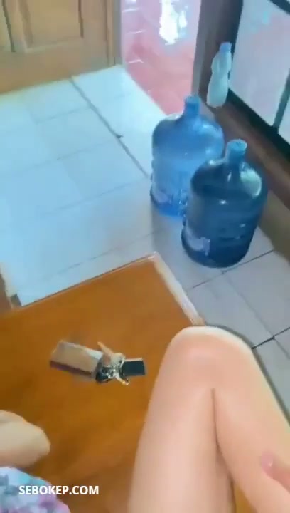 Dipuasin abang galon saat rumah sepi.mp4