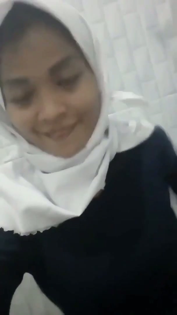 hijab pamer di toilet mall