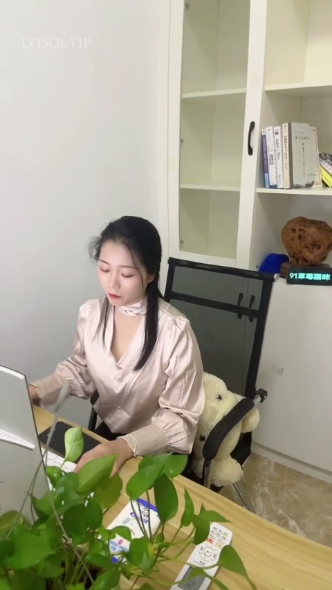 Ngentot Sekertaris Kesayangan_1726601034249 - Lulustream.mp4 - LuluStream.mp4