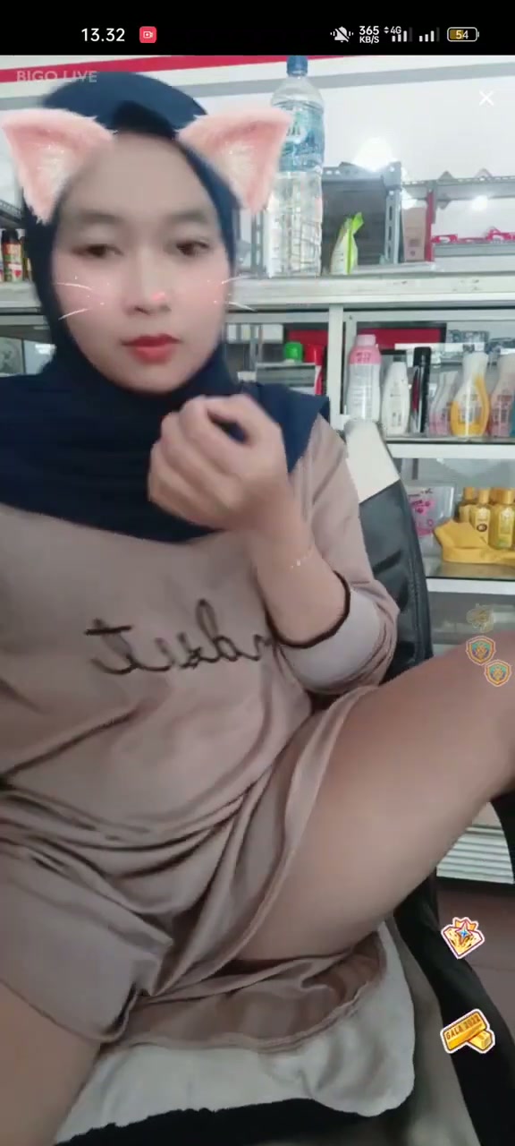 Hijabers disuruh jaga warung malah live pamer Memek