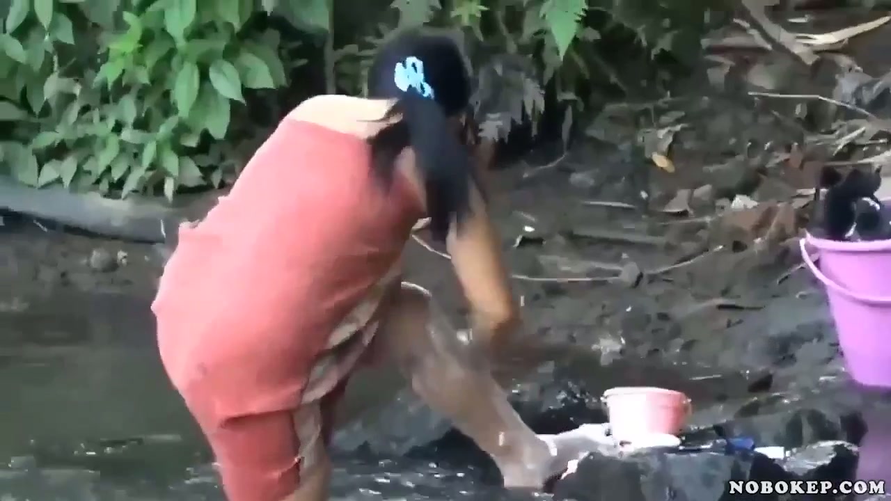Bokep Indo Ngintip bunga desa Lagi Mandi di Sungai