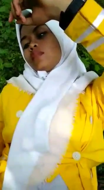 Gadis Desa Jilbab Main Dihutan