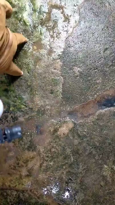 Ngintip pipis PNS baju dinas dari atas