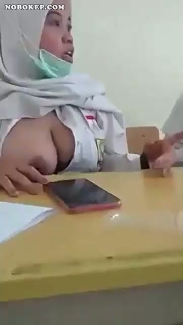 Bokep Indo SMA Hijab Tobrut Pamer Tetek di Kelas DOODS BOO - PoopHD.mp4
