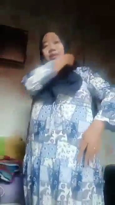 Bunda colmek pake terong lupa lepas jilbab biru - PoopHD.mp4