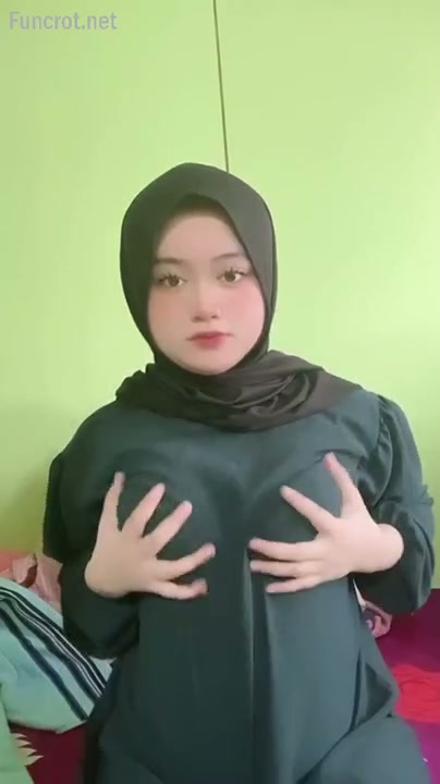 Hijab hitam tampilkan buah dada.mp4